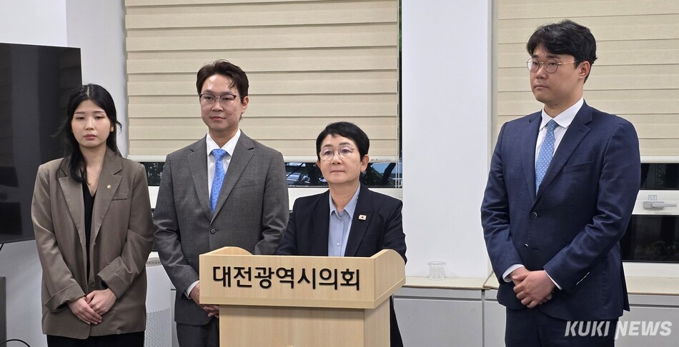 박정현 국회의원과 채경준 변호사를 비롯한 더불어민주당 대전시당 법률지원단이 21일 대전시의회에서 열린 기자회견에서 단호한 모습을 보이고 있다. 사진=명정삼 기자
