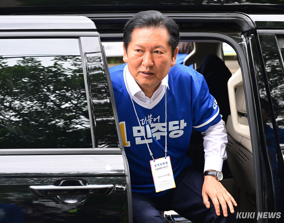 정청래 더불어민주당 대표가 26일 서울 영등포구 여의도역 앞에서 정원오 서울시장 후보를 지원하기 위해 도착하고 있다.