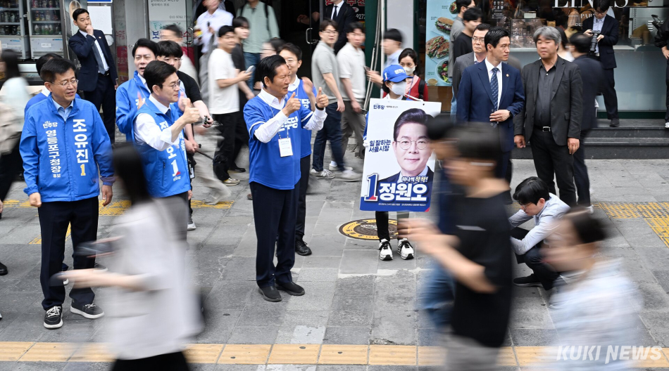 정원오 더불어민주당 서울시장 후보와 정청래 대표가 26일 서울 영등포구 여의도역 5번 출구 앞에서 출근하는 시민들에게 인사하며 지지를 호소하고 있다.