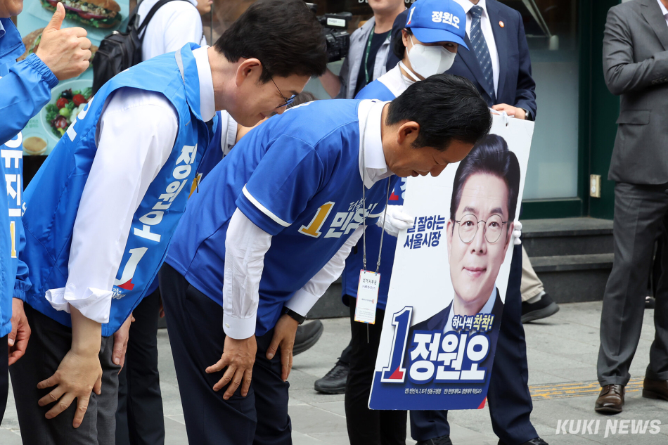정원오 더불어민주당 서울시장 후보와 정청래 대표가 26일 서울 영등포구 여의도역 5번 출구 앞에서 출근하는 시민들에게 인사하며 지지를 호소하고 있다.