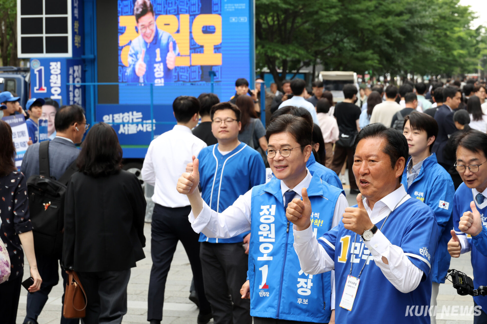 정원오 더불어민주당 서울시장 후보와 정청래 대표가 26일 서울 영등포구 여의도역 5번 출구 앞에서 출근하는 시민들에게 인사하며 지지를 호소하고 있다.