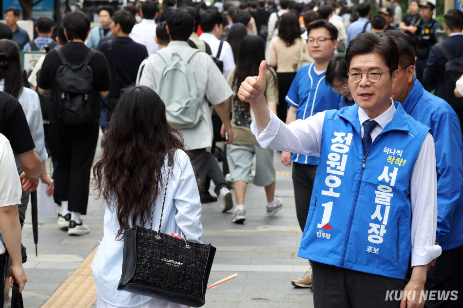 정원오 더불어민주당 서울시장 후보가 26일 서울 영등포구 여의도역 5번 출구 앞에서 출근하는 시민들에게 인사하며 지지를 호소하고 있다.