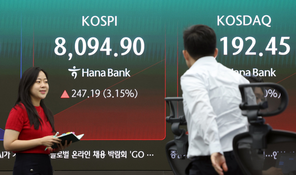 26일 서울 중구 하나은행 딜링룸 현황판에 코스피 등이 표시되고 있다. 연합뉴스