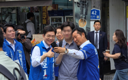 정청래·정원오, 서울 ‘직장인’ 표심 공략…여의도서 “악수하고 가세요” [쿡 정치포토]