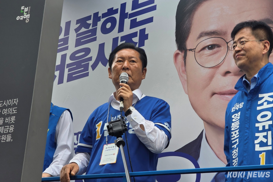 정청래 더불어민주당 대표가 26일 오전 서울 영등포구 여의도역 5번 출구 앞에서 정원오 서울시장 후보의 유세 차량을 타고 연설하고 있다. 김건주 기자