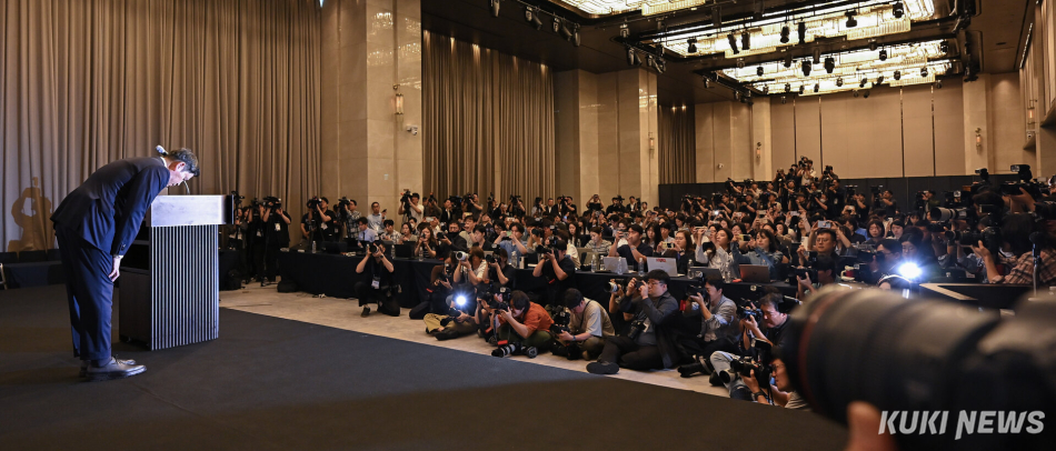 정용진 신세계그룹 회장이 26일 서울 강남구 조선팰리스 호텔에서 열린 대국민 사과 기자회견에서 고개 숙여 사과하고 있다.