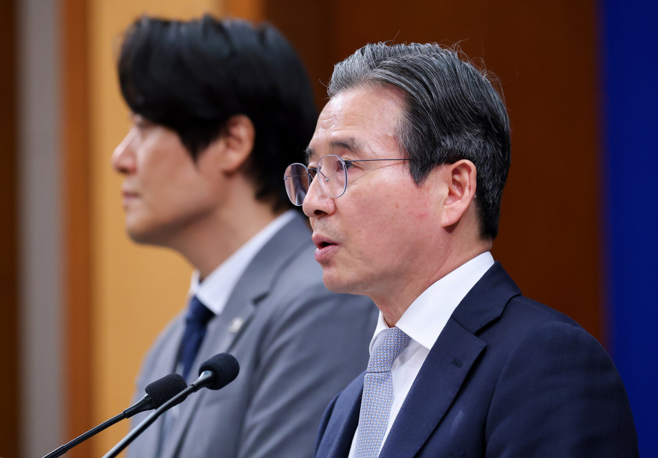 김용범 정책실장이 27일 청와대 춘추관에서 이날 열린 이재명 대통령과 데미스 허사비스 구글 딥마인드 최고경영자(CEO) 면담 관련 브리핑을 하고 있다. 연합뉴스