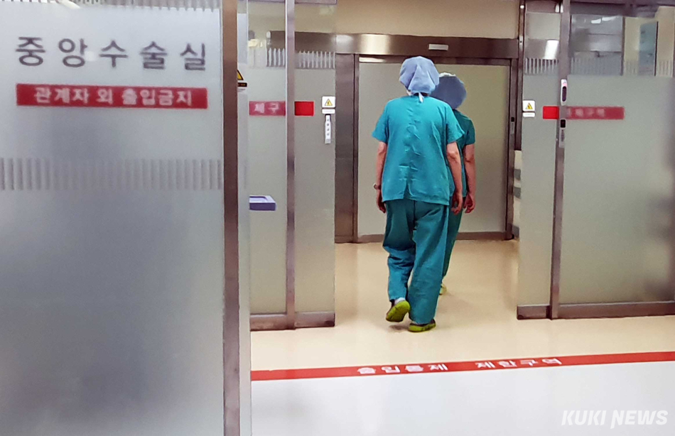 서울의 한 상급종합병원 수술실 안으로 의료진이 들어가고 있다. 쿠키뉴스 자료사진