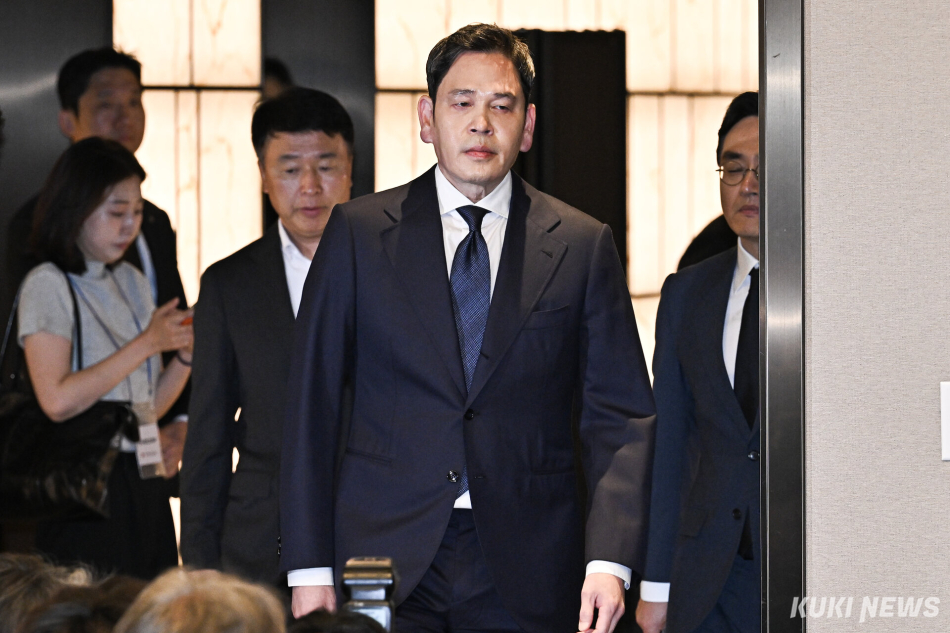 정용진 신세계그룹 회장이 26일 서울 강남구 조선팰리스 호텔에서 열린 대국민 사과 기자회견에 들어서고 있다. 남동균 기자