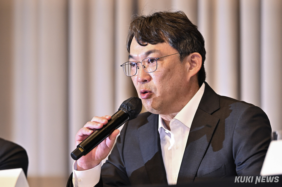 전상진 경영총괄 부사장 등 신세계그룹 임원들이 26일 서울 강남구 조선팰리스 호텔에서 스타벅스 ‘탱크데이‘ 논란 관련 내부 진상조사 결과 발표를 하고 있다. 남동균 기자