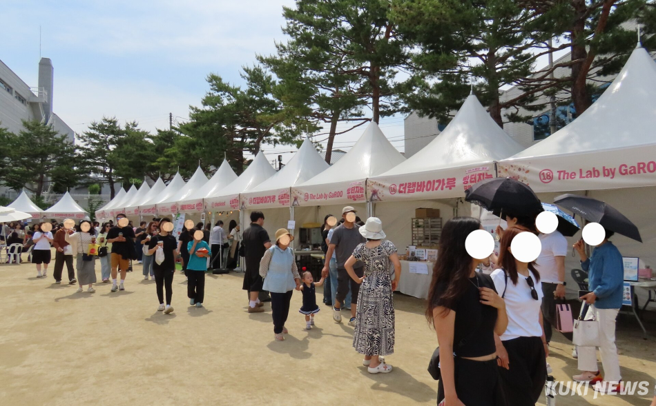강릉의 대표 로컬 베이커리와 시민·관광객이 함께한 강릉시·강릉문화재단 주최·주관 ‘2026 빵 터지는 강릉 빵 페스타’가 지난 22일부터 25일까지 강릉시 용강동 강릉대도호부관아 일원에서 열려 21만700여명의 방문객이 다녀간 가운데 성황리에 막을 내렸다. 전인수 기자