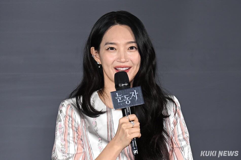배우 신민아가 26일 오전 서울 CGV 용산아이파크몰점에서 진행된 영화 ‘눈동자’ 제작보고회에서 발언하고 있다.