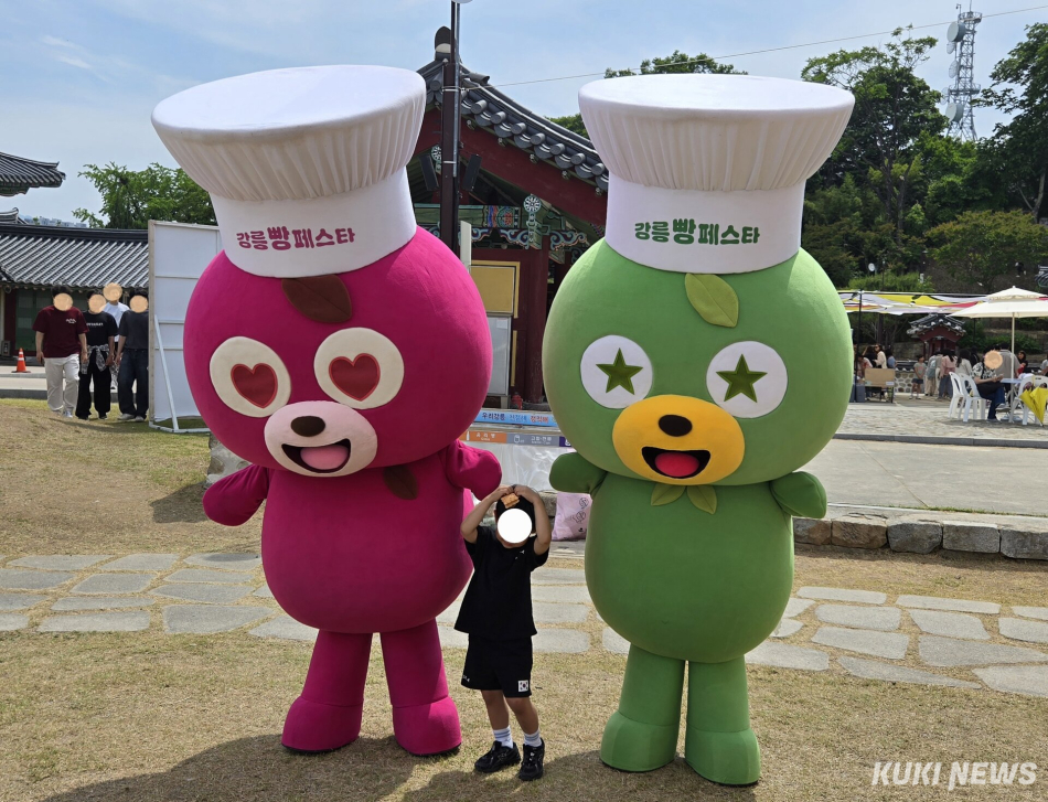 강릉의 대표 로컬 베이커리와 시민·관광객이 함께한 강릉시·강릉문화재단 주최·주관 ‘2026 빵 터지는 강릉 빵 페스타’가 지난 22일부터 25일까지 강릉시 용강동 강릉대도호부관아 일원에서 열려 21만700여명의 방문객이 다녀간 가운데 성황리에 막을 내렸다. 전인수 기자