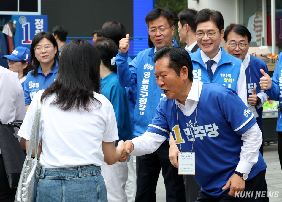 더불어민주당 정청래 대표와 정원오 서울시장 후보가 26일 서울 영등포구 여의도역 5번 출구 앞에서 출근길 시민들에게 인사하며 지지를 호소하고 있다. 임은재 기자