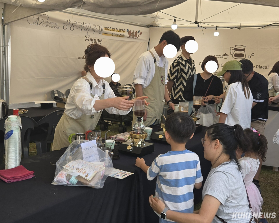 강릉의 대표 로컬 베이커리와 시민·관광객이 함께한 강릉시·강릉문화재단 주최·주관 ‘2026 빵 터지는 강릉 빵 페스타’가 지난 22일부터 25일까지 강릉시 용강동 강릉대도호부관아 일원에서 열려 21만700여명의 방문객이 다녀간 가운데 성황리에 막을 내렸다. 전인수 기자