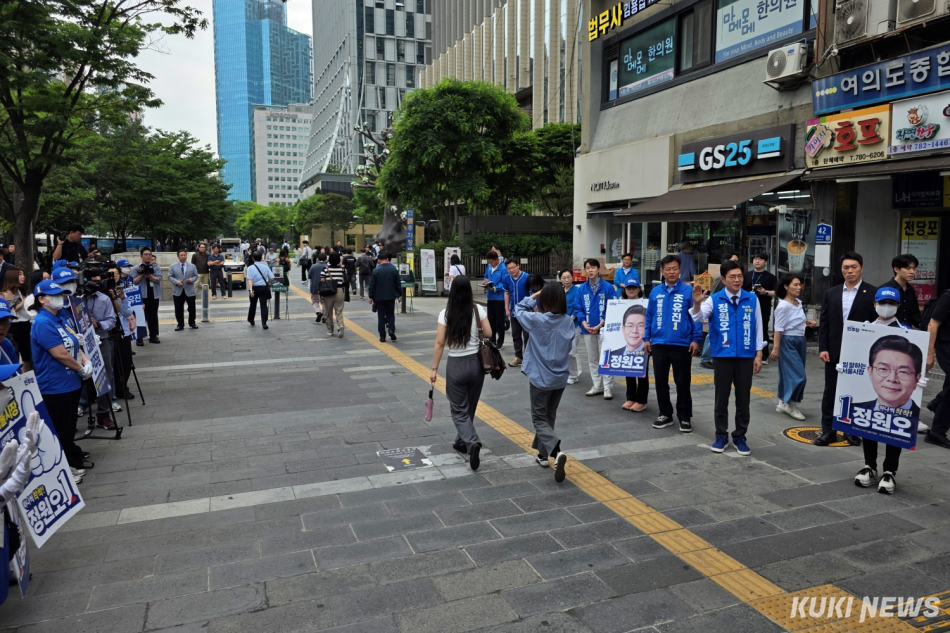 정원오 더불어민주당 서울시장 후보 등이 6·3 지방선거를 8일 앞둔 26일 오전 서울 여의도역 5번 출구 앞에서 출근길 시민들에게 인사를 건네고 있다. 김건주 기자
