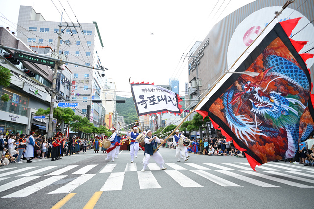 거제옥포대첩축제 조선 수군 행차가 진행되고 있다. 거제시 제공