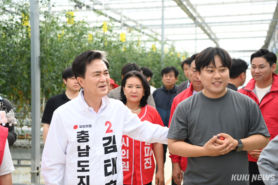김태흠 국민의힘 충남도지사 후보가 26일 아산에 있는 청년 농업인 스마트팜 시설을 방문해 현장의 목소리를 청취하고 있다. 더쎈충남캠프