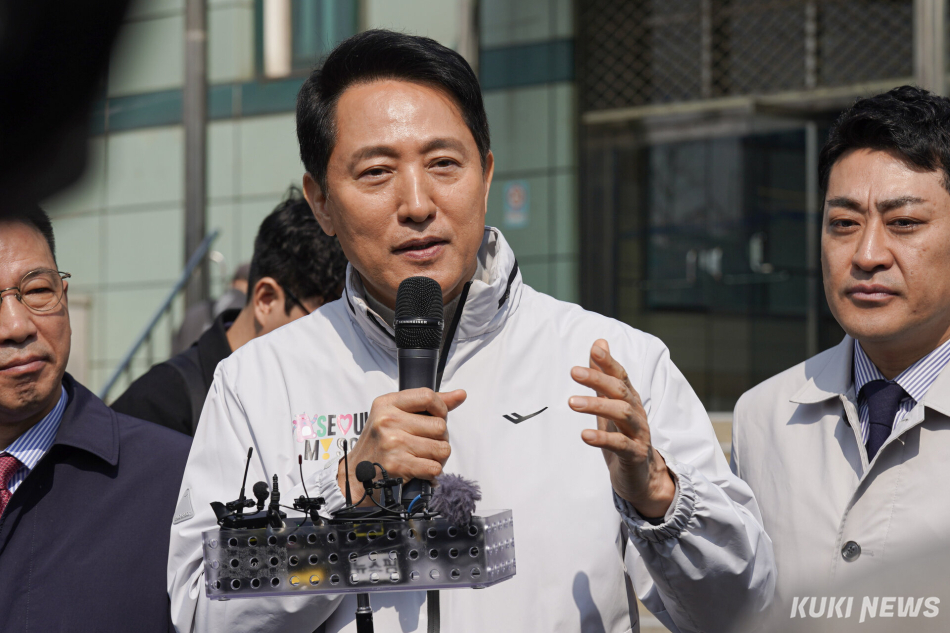 오세훈 국민의힘 서울시장 후보가 지난 3월17일 서울 영등포구 신길 역세권 장기전세주택 사업 예정지를 찾아 취재진의 질문에 답변하고 있다. 남동균 기자