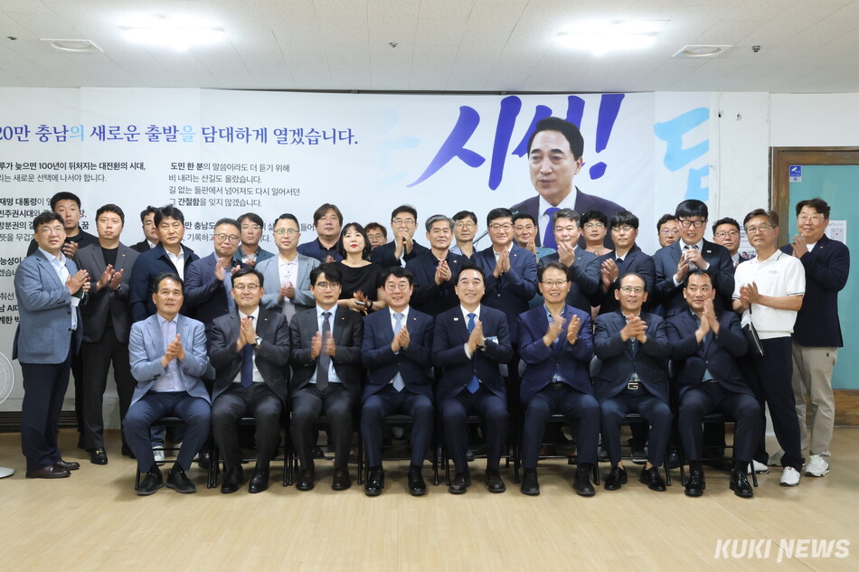 박수현 더불어민주당 충남도지사 후보는 26일 후보사무소에서 한국전기공사협회 관계자 30여명과 간담회를 가졌다. 이 자리에서 협회 관계자들은 박 후보에 대해 지지선언이 이루어졌다. 박수현 선거사무소