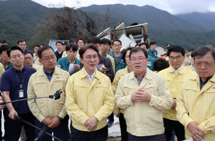김민석 국무총리(왼쪽 세번째)가 지난해 10월19일 경남 산청 산불·산사태 피해 현장을 찾아 이재민을 위로하며, 복구와 지원 대책을 직접 챙기겠다고 밝혔다. 국무총리실