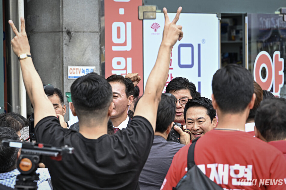 장동혁 국민의힘 대표가 26일 서울 성동구 금남시장에서 유권자들과 기념사진을 촬영하고 있다.