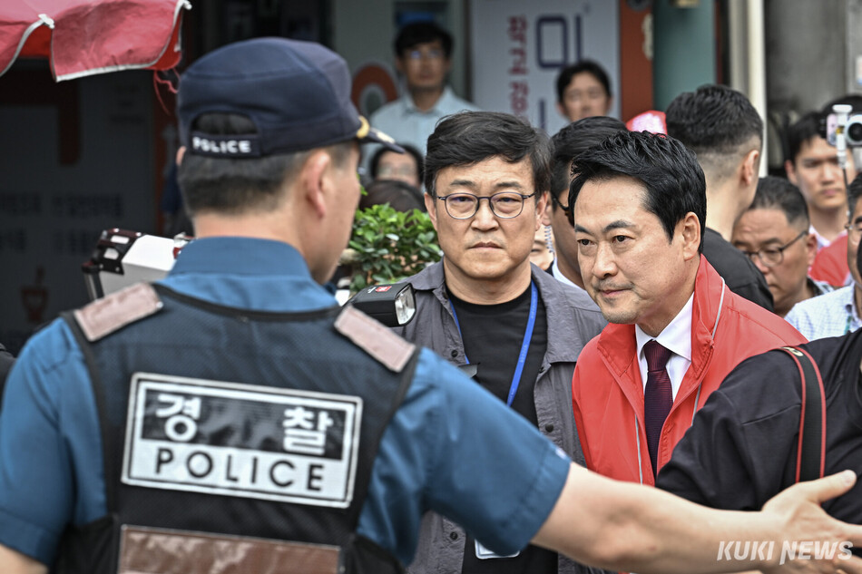 장동혁 국민의힘 대표가 26일 서울 성동구 금남시장에서 상인들과 인사를 마친 뒤 유세차로 이동하고 있다.