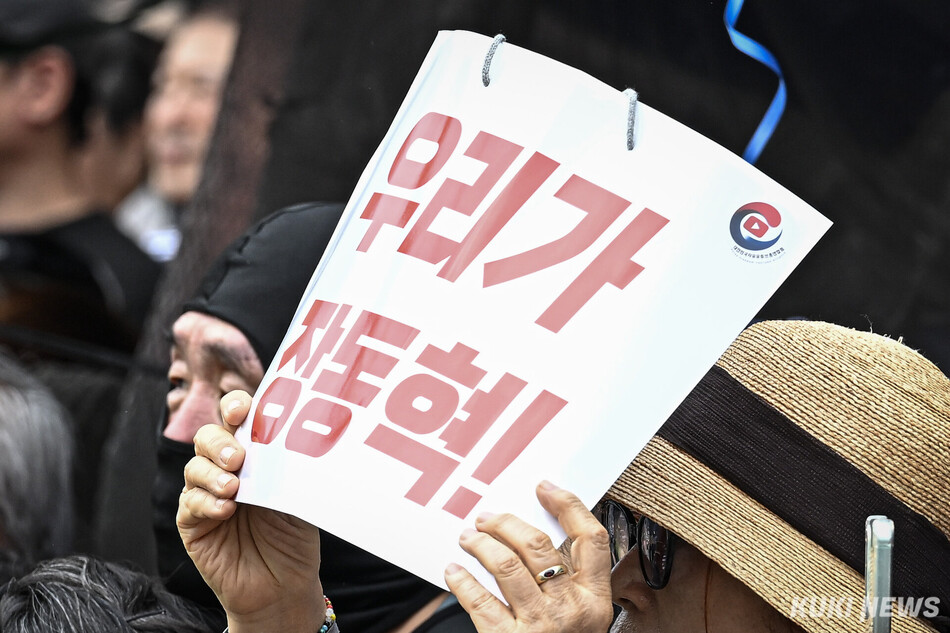26일 서울 성동구 금남시장에서 열린 장동혁 국민의힘 대표 지원 유세에서 한 시민이 피켓을 들고 있다.