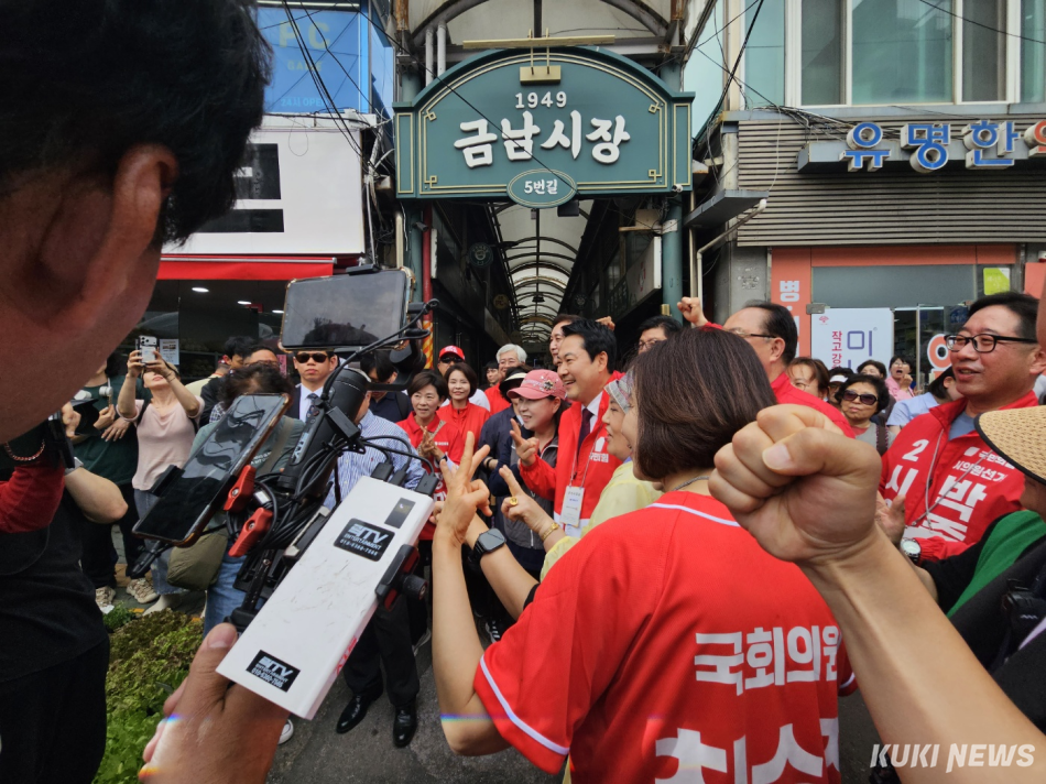 장동혁 국민의힘 대표가 26일 오후 서울 성동구 금남시장을 찾아 유세를 벌이고 있다. 이은서 기자