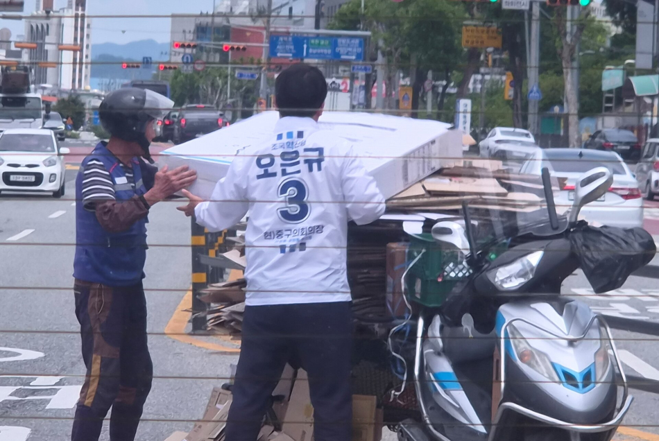 26일 대전 중구 문화육교 인근에서 발생한 위급상황을 오은규 중구의원 후보가 선거운동을 멈추고 시민과 함께 파지를 정리하고 있다. 오은규 캠프
