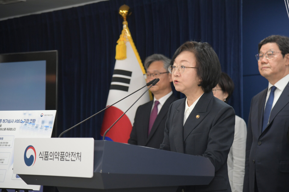 오유경 식품의약품안전처장이 26일 정부서울청사에서 의료제품 허가·심사 혁신방안을 발표하고 있다. 식품의약품안전처 제공