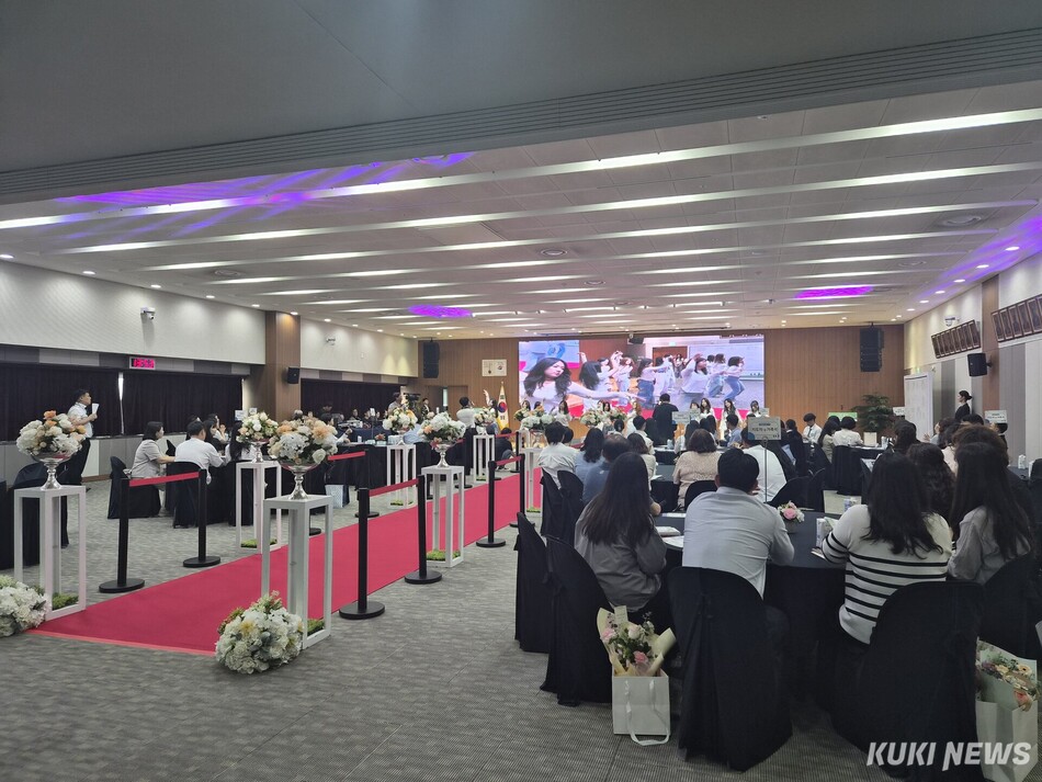 충남도는 26일 도청 대회의실에서 충남사회서비스원 청소년활동진흥센터와 함께 ‘청소년과 함께, 오늘보다 빛나는 충남’을 주제로 ‘2026년 충청남도 청소년의 달 기념식’을 개최했다.