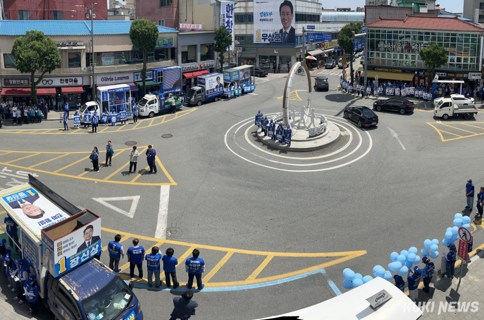 6·3 지방선거 더불어민주당 장신상 횡성군수 후보 합동 유세가 26일 강원 횡성군 횡성읍 시계탑 로터리에서 열렸다. 윤수용 기자