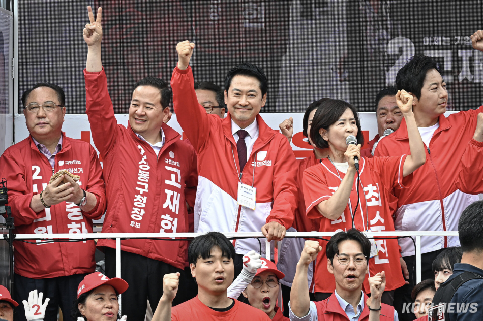 장동혁 국민의힘 대표가 26일 서울 성동구 금남시장에서 유권자들에게 지지를 호소하고 있다. 남동균 기자