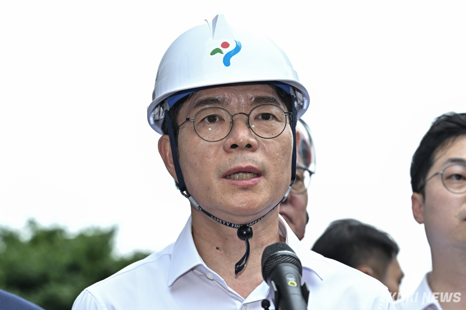 정원오 더불어민주당 서울시장 후보가 26일 서울 서대문구 서소문 고가차도 붕괴 사고 현장을 둘러본 뒤 취재진에게 입장을 밝히고 있다. 남동균 기자