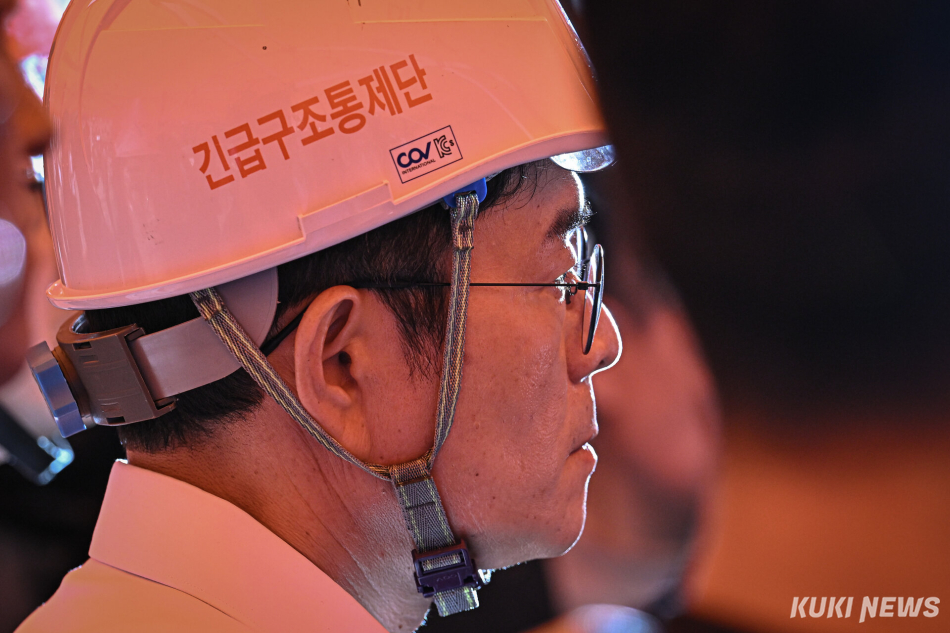 정원오 더불어민주당 서울시장 후보가 26일 서울 서대문구 서소문 고가차도 붕괴 사고 현장을 찾아 관계자로부터 설명을 듣고 있다.