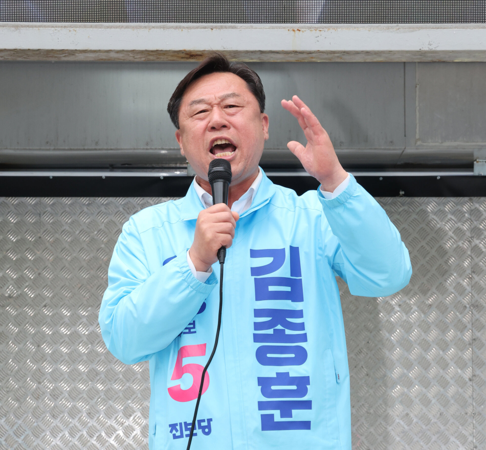 김종훈 진보당 울산시장 후보가 지난 21일 울산시 남구 롯데백화점 앞에서 열린 진보당 울산시당 출정식에서 발언하고 있다. 연합뉴스