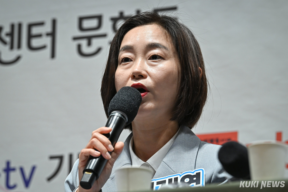 6.3 지방선거 평택을 재선거에 출마한 김재연 진보당 후보가 22일 경기 평택시 팽성국제교류센터에서 열린 언론사 주관 후보자 초청토론회에서 발언하고 있다. 남동균 기자