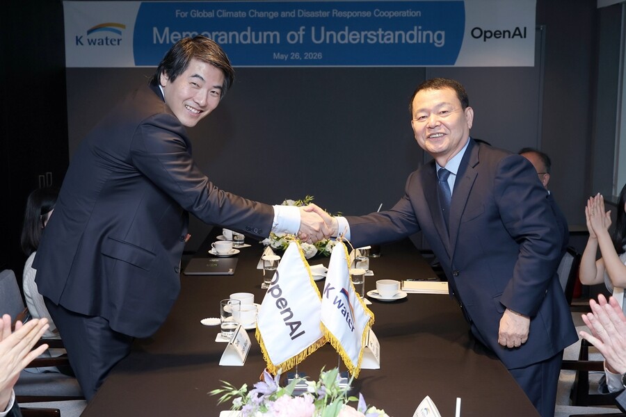 26일 JW메리어트호텔 서울에서 ‘글로벌 기후변화 및 재난 대응 협력을 위한 업무협약’을 체결한 윤석대 한국수자원공사 사장(오른쪽)과 제이슨 권 OpenAI 최고전략책임자(CSO). 한국수자원공사사