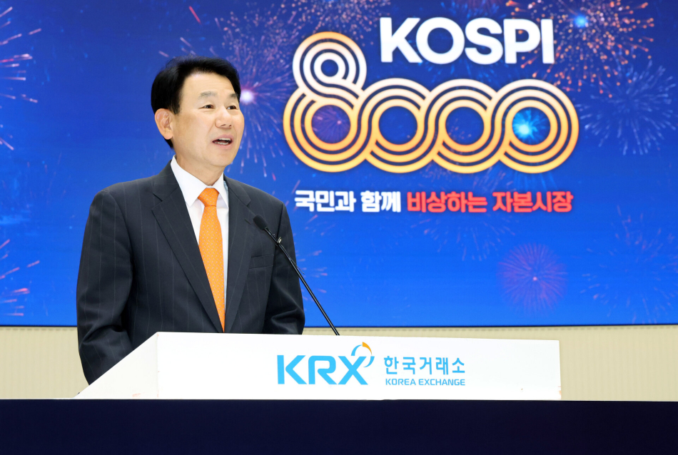 정은보 한국거래소 이사장은 26일 오후 4시 서울사옥 홍보관에서 직원들과 함께 코스피 사상 최초 8000p 돌파 기념으로 축하 세레머니를 실시했다. 한국거래소