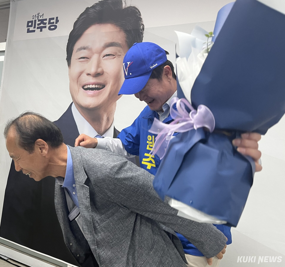 지난 4월 26일 구자열 원주시장 후보 시민참여캠프 개소식에서 최문순 전 강원도지사가 구 후보를 등에 업는 지지를 호소했다. 윤수용 기자