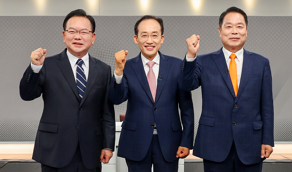 26일 대구 수성구 대구MBC에서 열린 제9회 전국동시지방선거 대구시장 후보자 토론회에서 후보자들이 시작에 앞서 기념 촬영을 하고 있다. 왼쪽부터 더불어민주당 김부겸, 국민의힘 추경호, 개혁신당 이수찬 후보. 연합뉴스