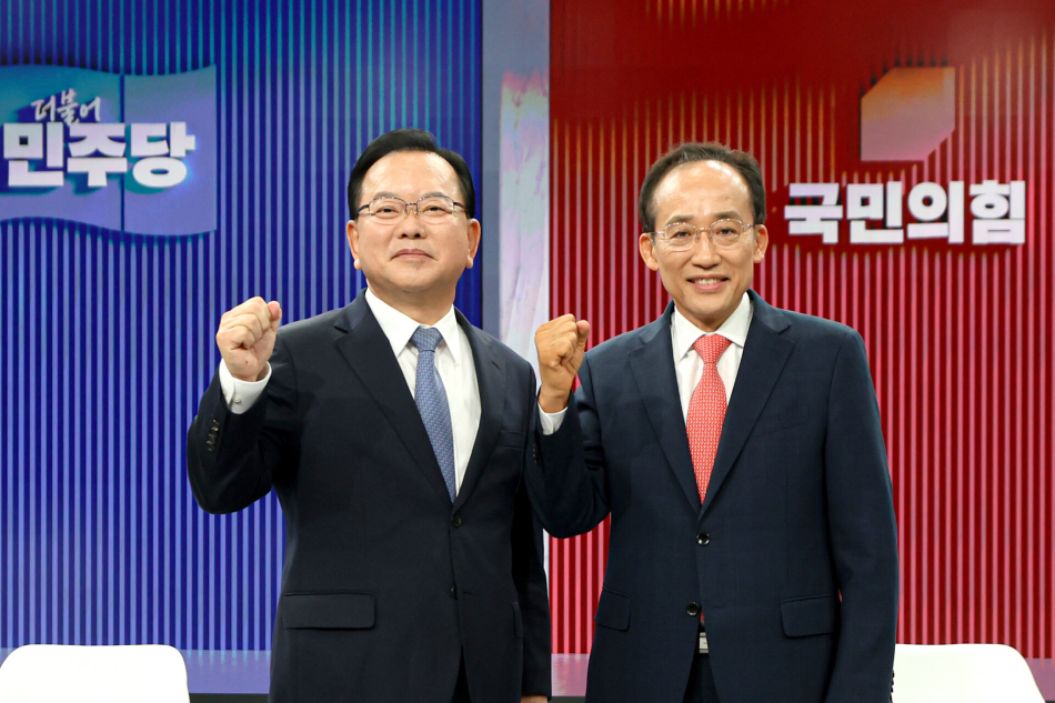 22일 오후 대구 수성구 TBC 스튜디오에서 열린 제9회 전국동시지방선거 대구시장 후보자 초청 토론회에서 김부겸 더불어민주당 후보(왼쪽)와 추경호 국민의힘 후보가 토론회 시작에 앞서 기념 촬영을 하고 있다. 연합뉴스