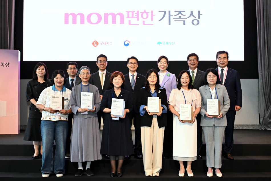 롯데는 26일 서울 송파구 시그니엘 서울에서 제 1회 롯데 mom편한 가족상 시상식을 진행했다. 롯데는 이날 시상식에서 출산·양육, 가족나눔, 가족다양성 등 3개 부문에서 개인과 단체 총 6개 팀을 선정해 각 2000만원의 상금을 수여했다. 사진은 앞줄 mom편한 가족상 개인 및 단체 수상자 6팀과 뒷줄 왼쪽부터 김지수 한국건강가정진흥원 본부장, 은성호 보건복지부 인구사회서비스정책실장, 노준형 롯데지주 대표이사, 김진오 저출산고령사회위원회 부위원장, 박성연 이화여자대학교 부총장, 황영기 초록우산 어린이재단 회장, 임성복 롯데지주 커뮤니케이션실장. 롯데그룹