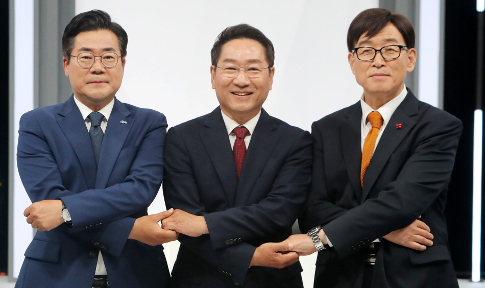 6·3 지방선거 인천시장 후보들이 지난 26일 MBC 스튜디오에서 열린 인천시장 후보 토론회에서 손을 맞잡고 있다.(왼쪽부터 더불어민주당 박찬대, 국민의힘 유정복, 개혁신당 이기붕 후보). 유정복 캠프 제공