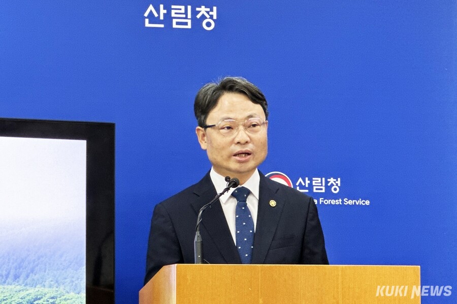 27일 정부대전청사 기자실에서 ‘국민주권정부 1년 성과 브리핑’을 하는 박은식 산림청장. 사진=이재형 기자