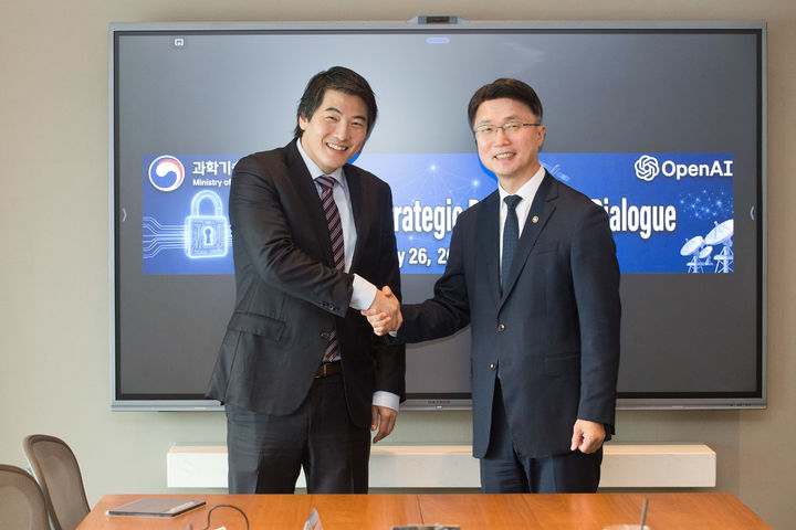 류제명 과학기술정보통신부 제2차관(오른쪽)이 지난 5월26일 오후 서울 영등포구 회의실에서 제이슨 권 CSO 등 오픈AI 관계자들과 간담회를 가졌다. 과학기술정보통신부 제공