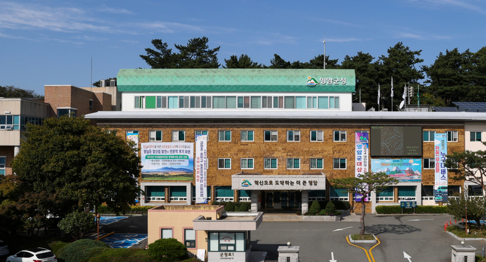 영암군이 전남도로부터 2026년 의료·요양 통합돌봄 유공기관으로 선정, 기관표창을 수상했다. 영암군청 전경. /영암군