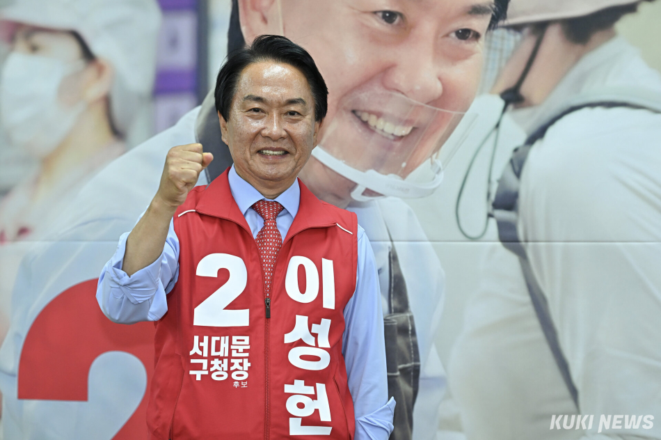 이성헌 국민의힘 서대문구청장 후보가 지난 20일 서울 홍제동 선거사무소에서 포즈를 취하고 있다. 남동균 기자