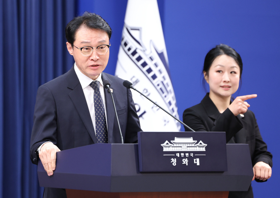 이규연 홍보소통수석이 27일 청와대 기자회견장에서 이재명 대통령 취임1주년 기자회견 관련 브리핑을 하고 있다. 연합뉴스